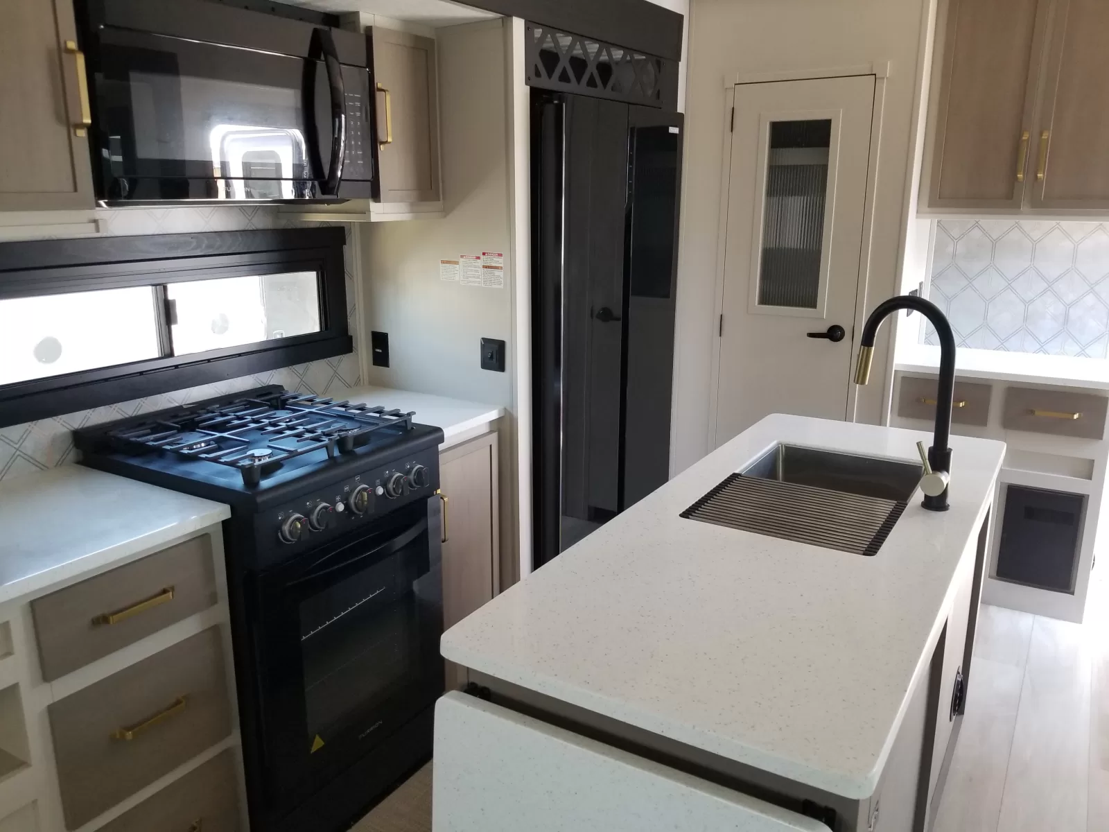 2025 Forest River 325RL Fifth Wheel for sale at Colonia Del Rey RV in Corpus Christi, TX