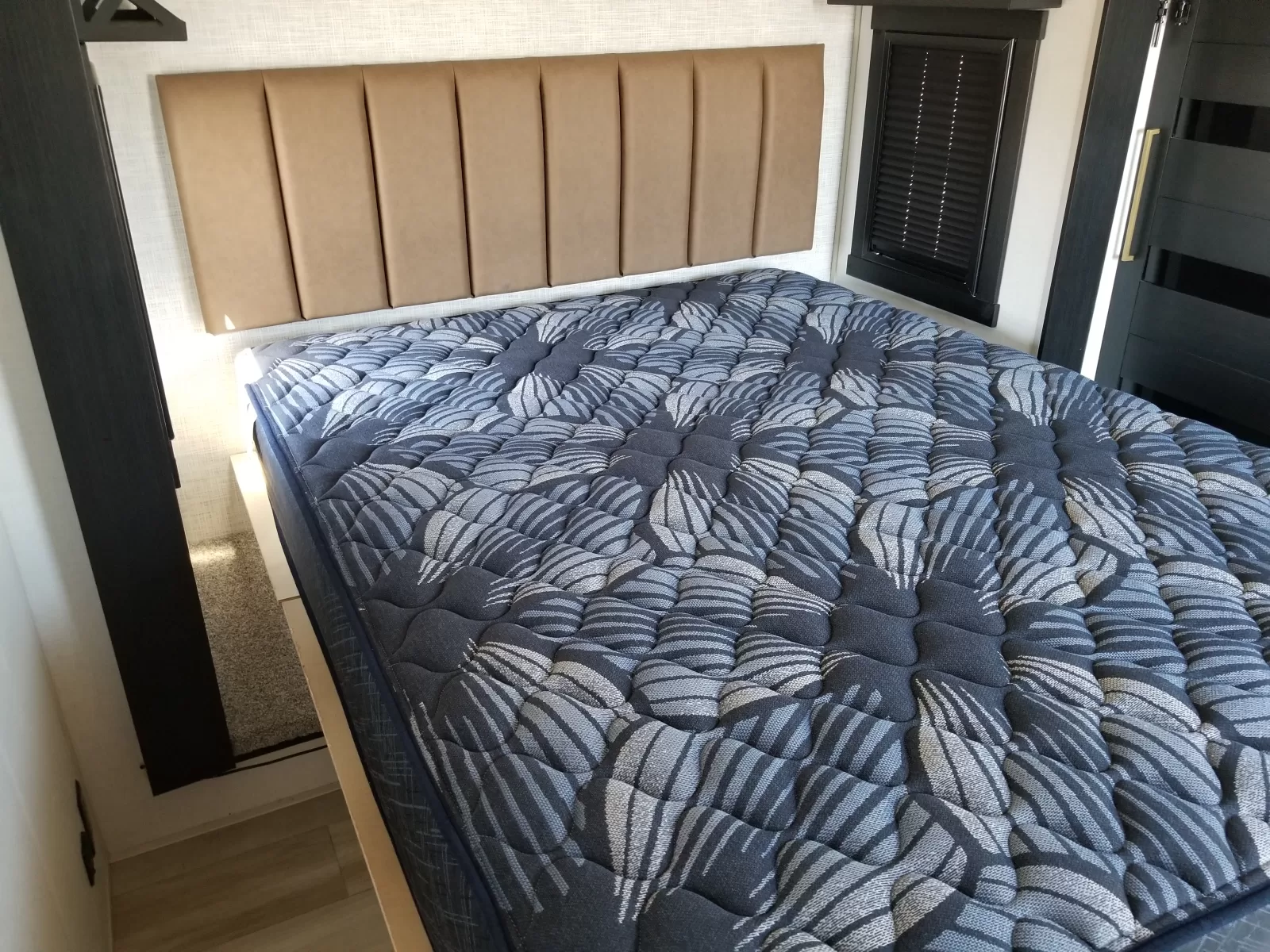 2025 Forest River 325RL Fifth Wheel for sale at Colonia Del Rey RV in Corpus Christi, TX
