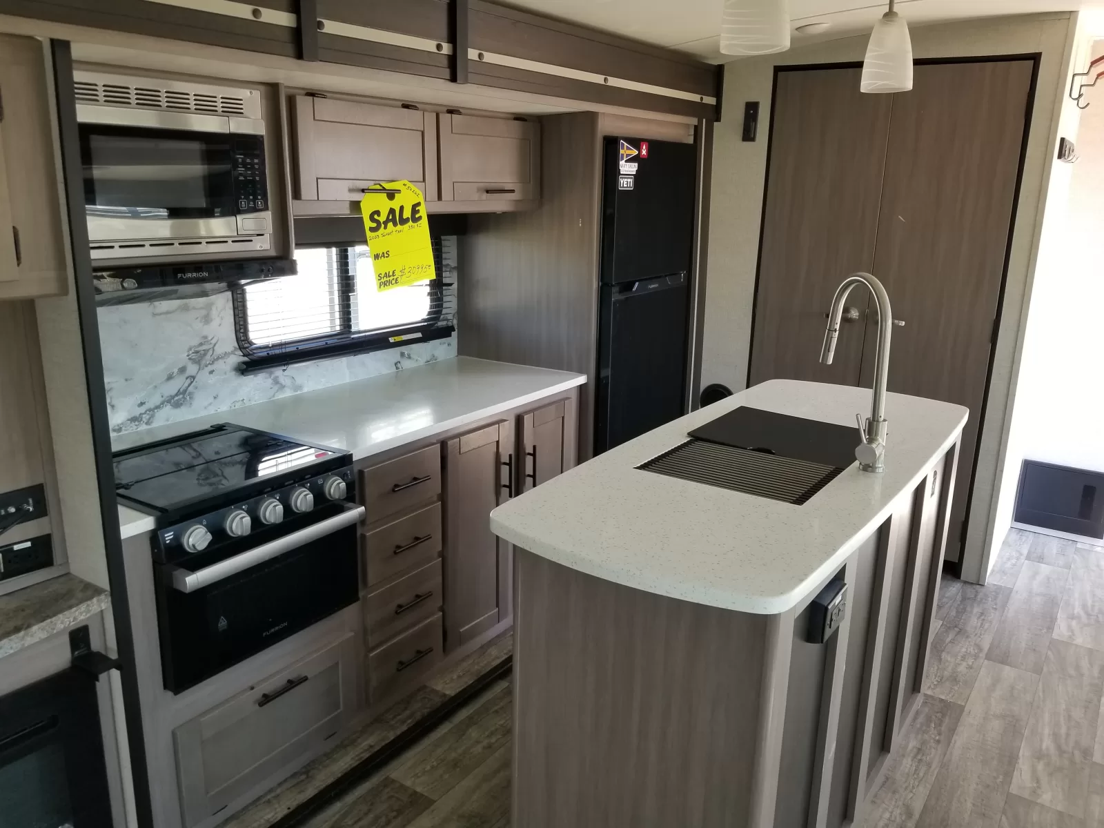 2023 Crossroads 330SI Travel Trailer for sale at Colonia Del Rey RV in Corpus Christi, TX